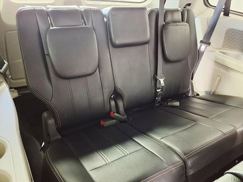 Used 2014 Chrysler Town & Country Touring image 8