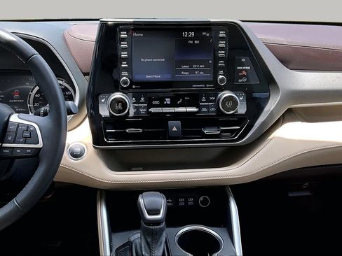 Used 2022 Toyota Highlander XLE FWD image 7