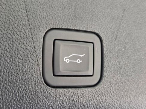 Used 2025 Chevrolet Suburban LT RWD image 15