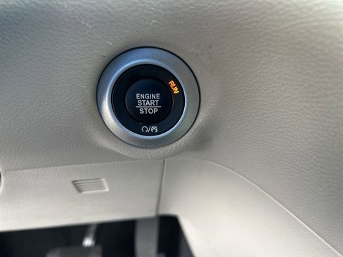 Certified 2023 Chrysler Pacifica Touring-L image 42