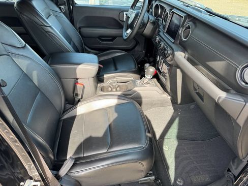 Used 2023 Jeep Wrangler Unlimited Sahara AWD/4WD image 4