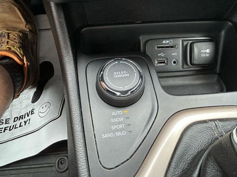 Used 2017 Jeep Cherokee Limited AWD/4WD image 29