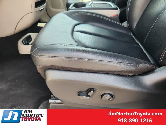 Used 2024 Chrysler Pacifica Touring-L FWD image 24