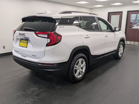 Used 2022 GMC Terrain SLE w/ Driver Convenience Package image 4