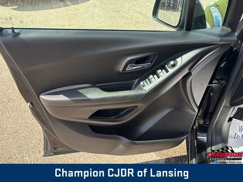 Used 2019 Chevrolet Trax LT w/ LT Convenience Package AWD/4WD image 12