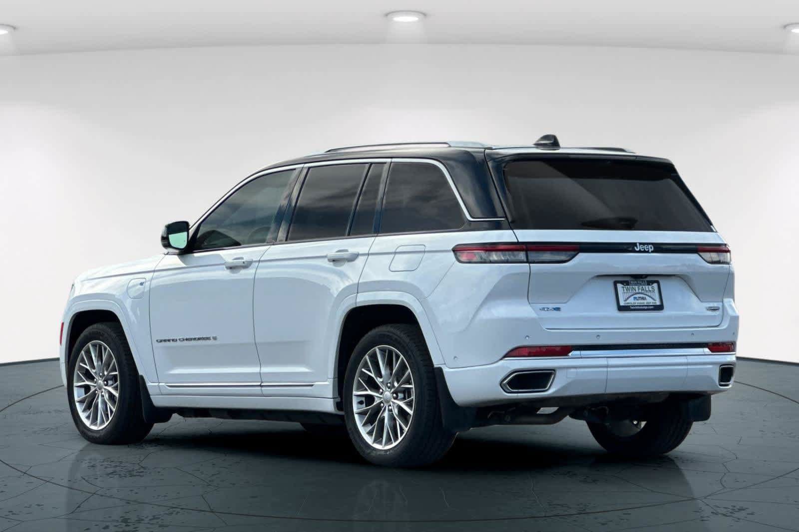 Used 2022 Jeep Grand Cherokee Summit w/ Advanced Protech Group IV AWD/4WD image 8