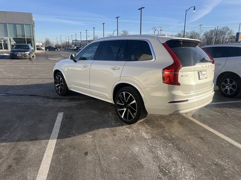 Used 2022 Volvo XC90 T6 Momentum w/ Climate Package image 4
