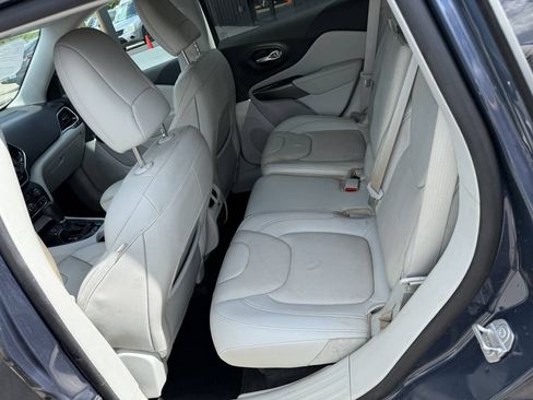 Used 2020 Jeep Cherokee Limited w/ Technology Group FWD image 21