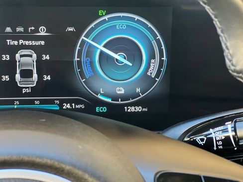 Certified 2025 Hyundai Elantra Limited FWD image 32