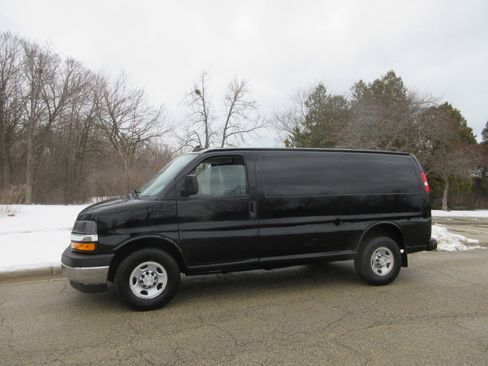 Used 2018 Chevrolet Express 2500 w/ Driver Convenience Package image 3