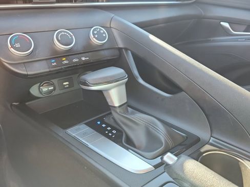 Certified 2022 Hyundai Elantra SE image 32