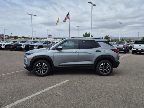 Used 2025 Chevrolet TrailBlazer LT AWD/4WD image 2