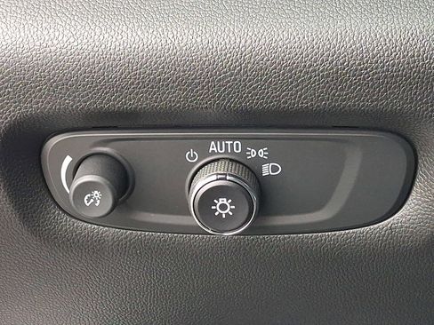 Used 2023 Chevrolet Traverse LT image 24