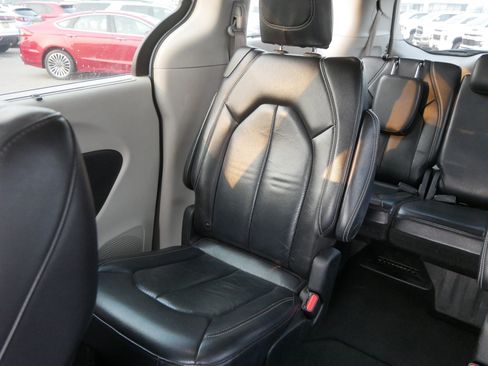 Used 2022 Chrysler Pacifica Touring-L FWD image 12