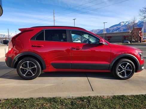 Certified 2024 Kia Niro EX image 4