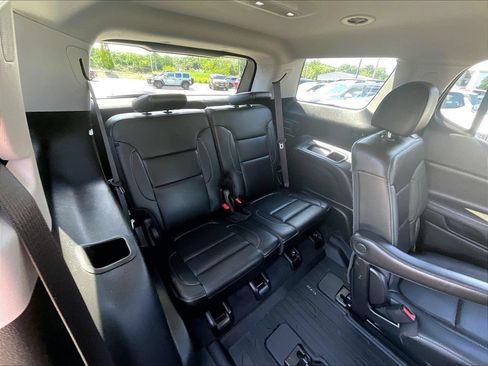 Used 2022 GMC Acadia SLT w/ LPO, Floor Liner Package AWD/4WD image 17