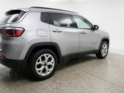 Used 2025 Jeep Compass Latitude image 9