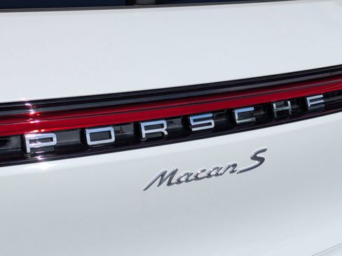 Certified 2025 Porsche Macan S AWD/4WD image 29