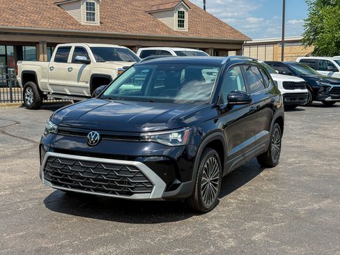 Used 2025 Volkswagen Taos SE FWD image 5