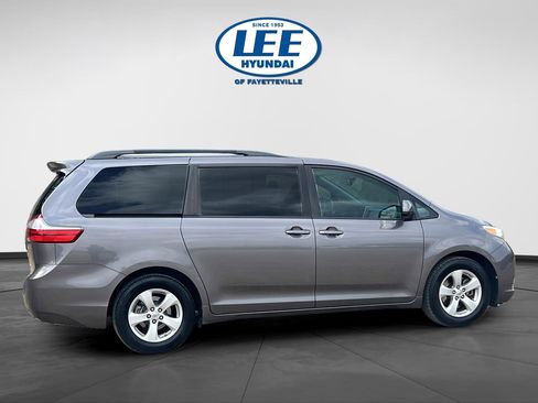 Used 2017 Toyota Sienna LE image 6