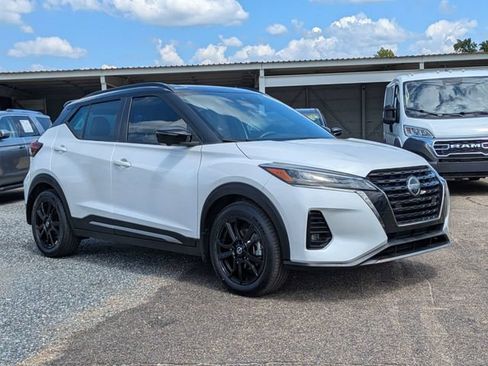 Used 2021 Nissan Kicks SR w/ SR Premium Package FWD image 2