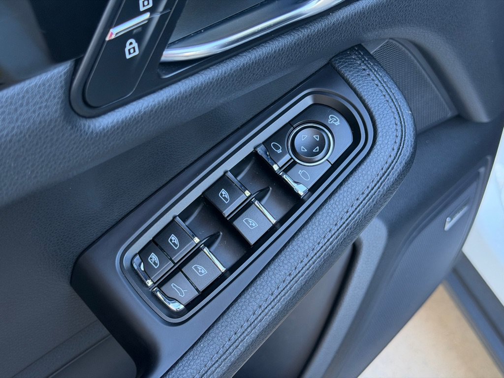 Used 2023 Porsche Macan AWD/4WD image 18