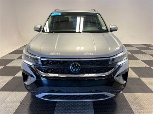Certified 2024 Volkswagen Taos SE image 2