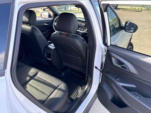 Used 2025 Chevrolet Trax RS FWD image 13