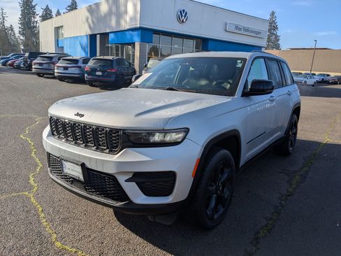 Used 2023 Jeep Grand Cherokee Altitude image 1