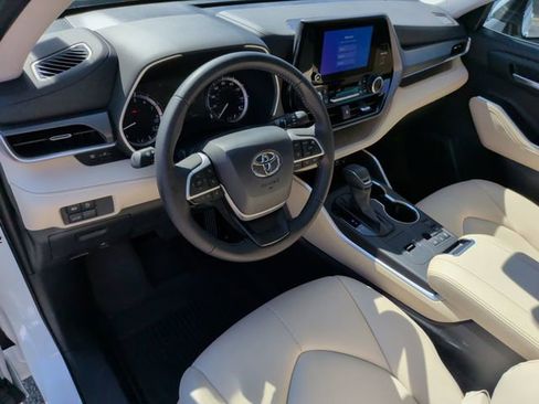 Used 2024 Toyota Highlander XLE FWD image 17