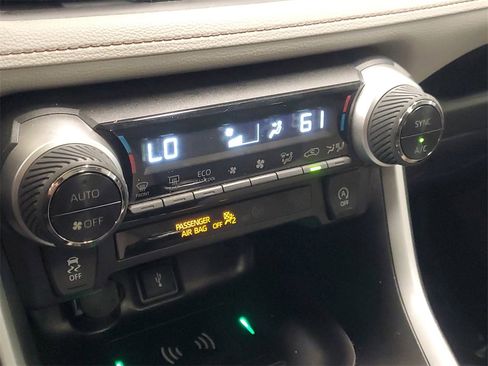 Used 2021 Toyota RAV4 XLE Premium image 30