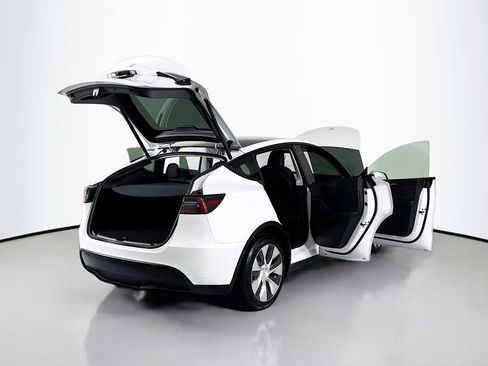 Used 2023 Tesla Model Y Long Range image 34