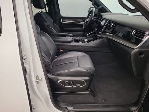 Used 2022 Jeep Wagoneer Series III w/ Premium Group I image 12