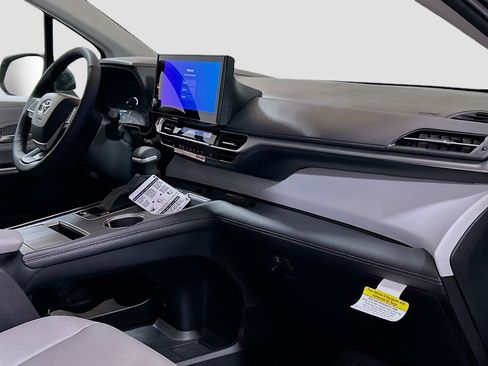 New 2026 Toyota Sienna XLE image 7