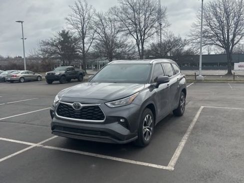 Used 2020 Toyota Highlander XLE image 3