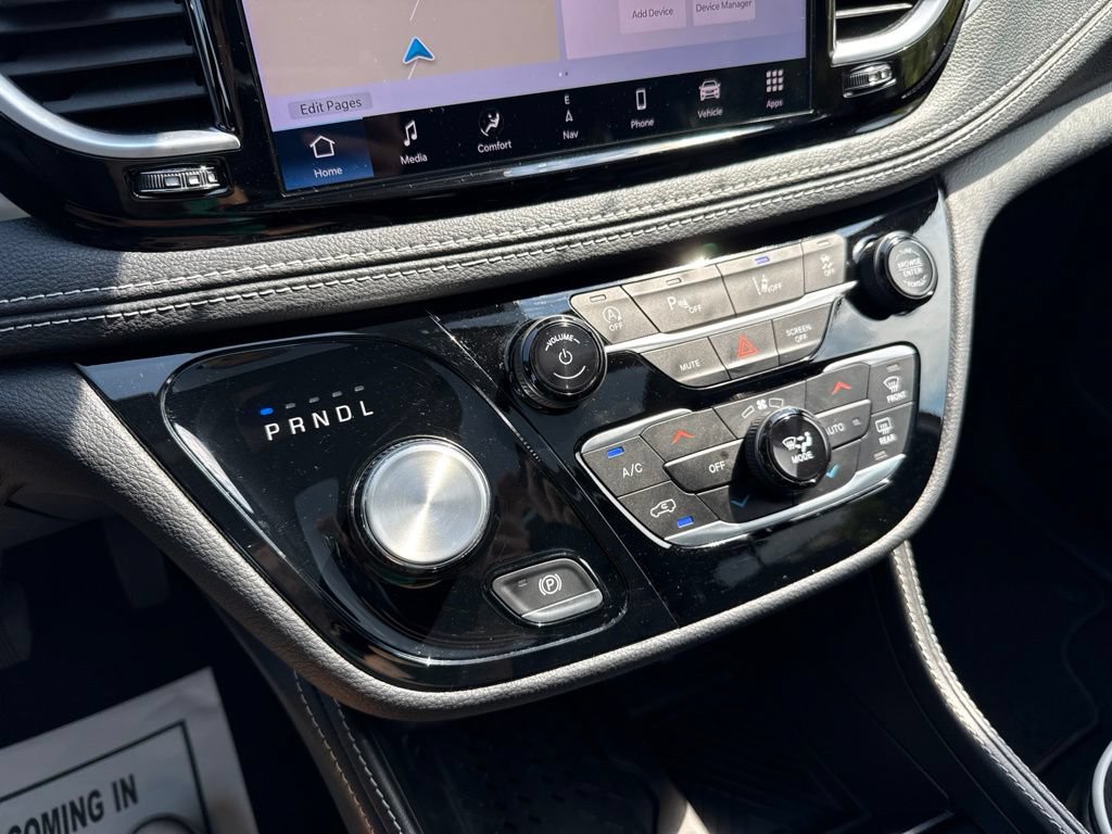 Used 2026 Chrysler Pacifica Limited FWD image 37