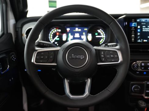Used 2025 Jeep Wrangler Unlimited Sahara AWD/4WD image 18