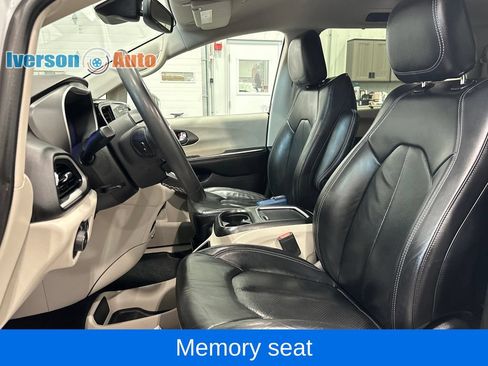 Used 2022 Chrysler Pacifica Touring-L FWD image 17