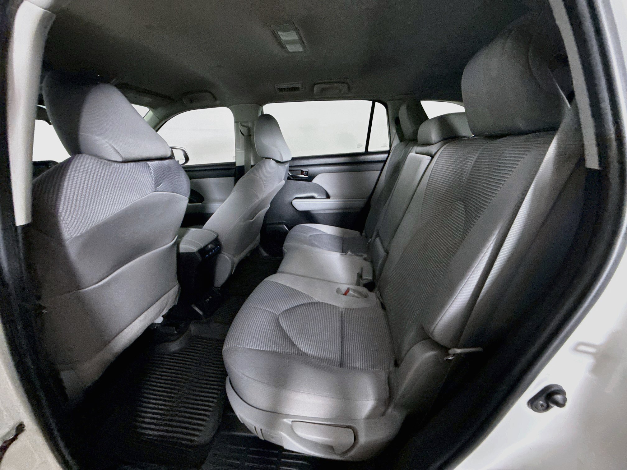 Used 2021 Toyota Highlander L FWD image 27