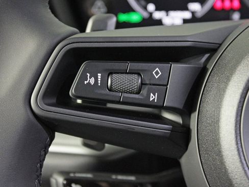 Used 2025 Porsche Cayenne Coupe image 24