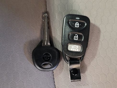 Used 2020 Hyundai Elantra SEL image 32