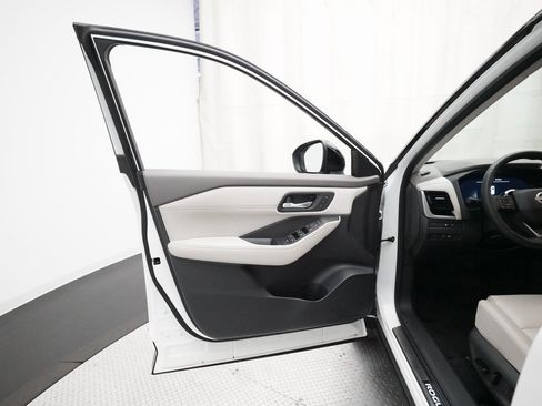 Certified 2025 Nissan Rogue SL w/ Tech Package image 28