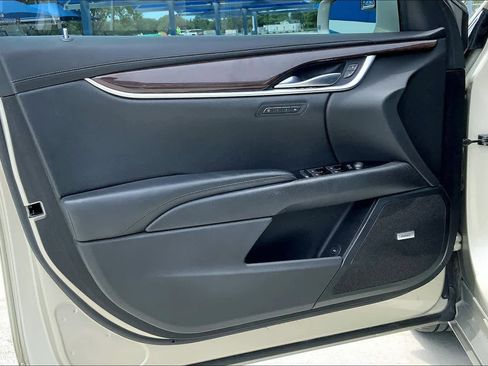 Used 2013 Cadillac XTS Luxury FWD image 22