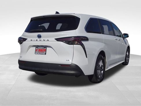 Certified 2025 Toyota Sienna LE image 3