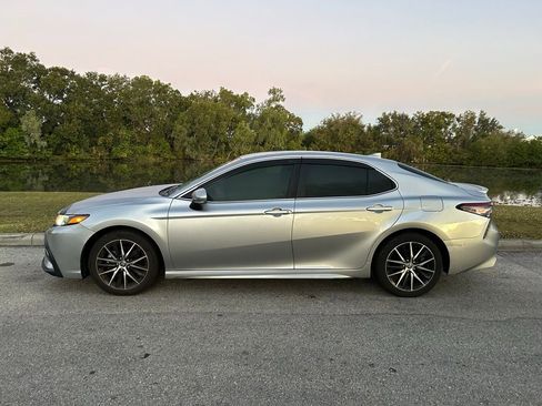 Used 2022 Toyota Camry SE image 2