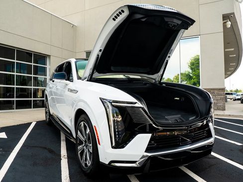 Used 2025 Cadillac Escalade IQ Luxury 2 w/ LPO, Premium Carpet Package AWD/4WD image 10