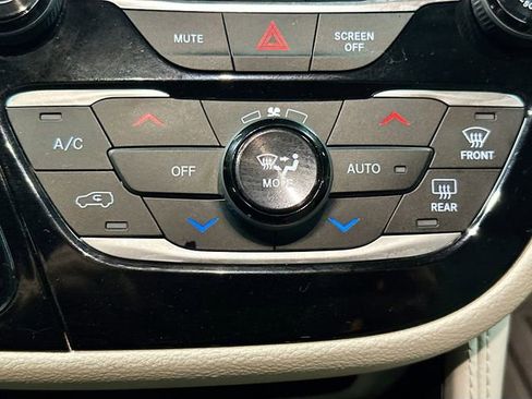 Used 2021 Chrysler Pacifica Limited w/ Premium & Safety Sphere Group image 17