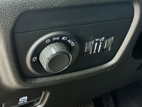 Used 2023 Jeep Grand Cherokee Laredo image 9