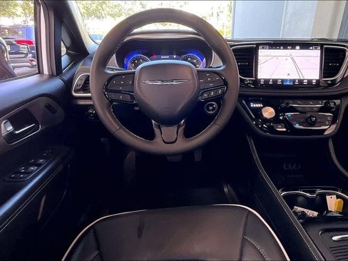 Used 2025 Chrysler Pacifica Limited FWD image 5