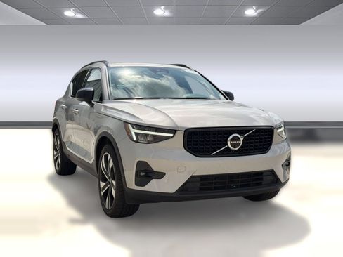 Certified 2023 Volvo XC40 B4 Plus w/ Protection Package Premier FWD image 7